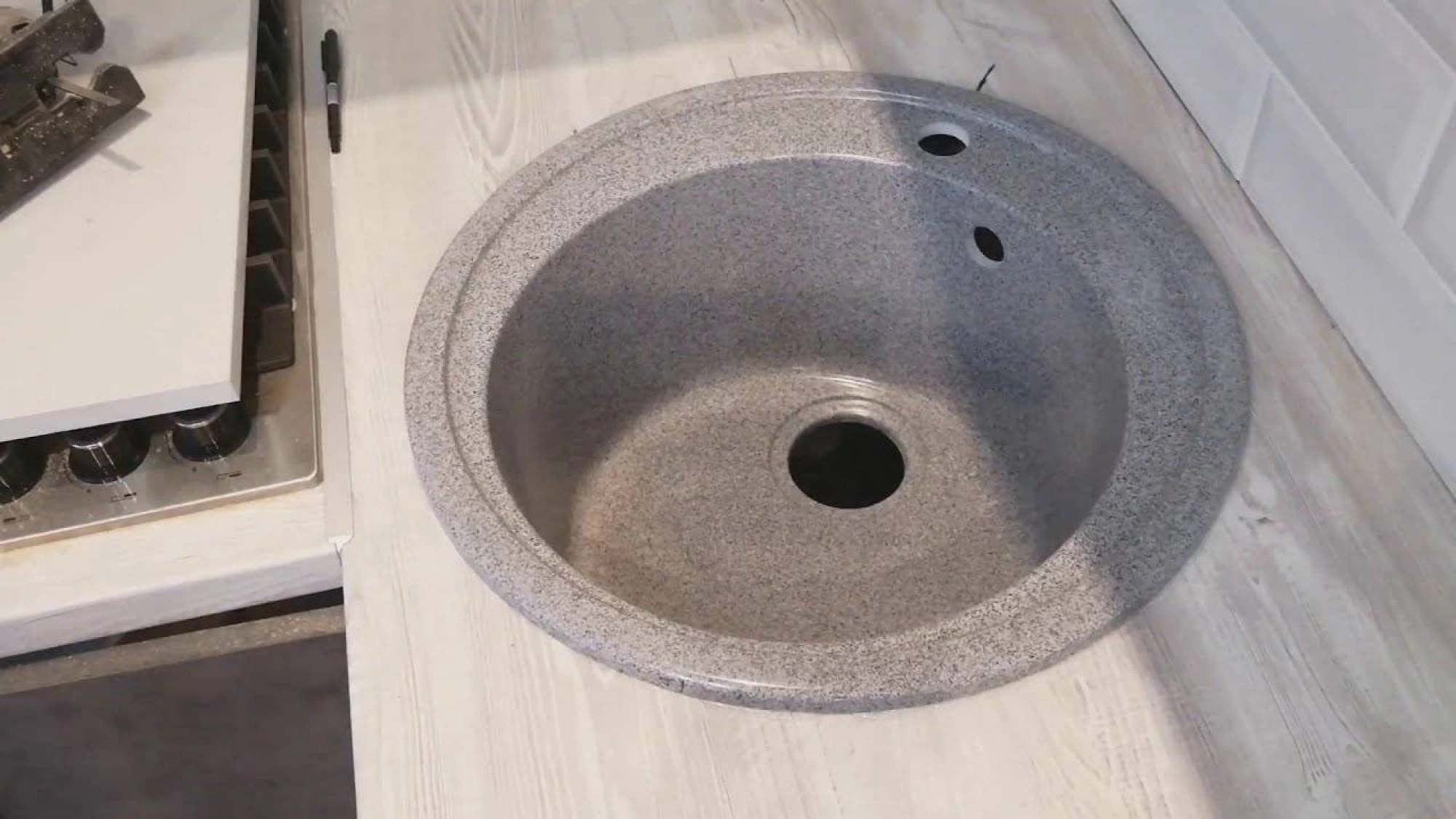 Врезание мойки в столешницу. Как в столешнице вырезать отверстие под раковину. Отверстие в столешнице под мойку. Вырезать отверстие в столешнице под раковину. Вырезка мойки в столешницу.