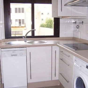 Во многих кирпичных домах, построенных в эпоху СССР, на кухнях под окошком создавались оригинальные пространства с дверцами. Их активно использовал...