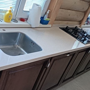 Мы расскажем, как производили замену старой столешницы на кухне на новую
