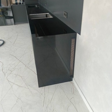 Установка столешницы для кухни из акрилового камня
