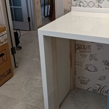 Установлена столешница с переходом в подоконник и опору из камня&nbsp;Grandex D314
