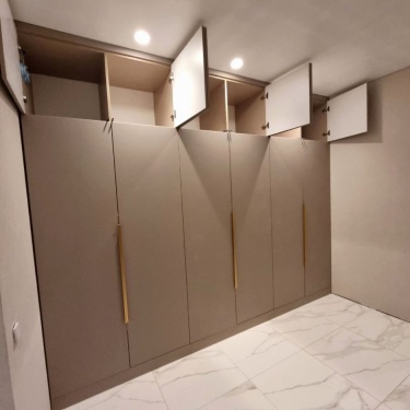 Шкаф в прихожую с распашными фасадами
