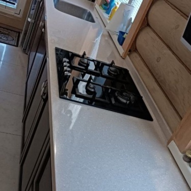 Мы расскажем, как производили замену старой столешницы на кухне на новую
