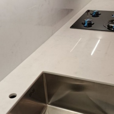 Мы расскажем, как выполнили заказ по установке столешницы и фартука из камня
