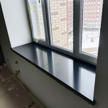 Изготовление и установка черных матовых подоконников из камня
