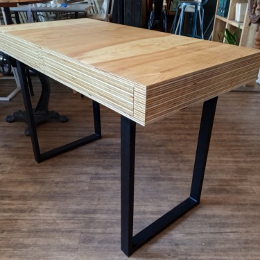 Для изготовления столешницы из фанеры своими руками не требуются специальные инструменты. Сделать это могут даже неопытные мастера. Фанера, благода...