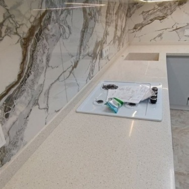 Изготовили и смонтировали акриловую столешницу с влитой мойкой
