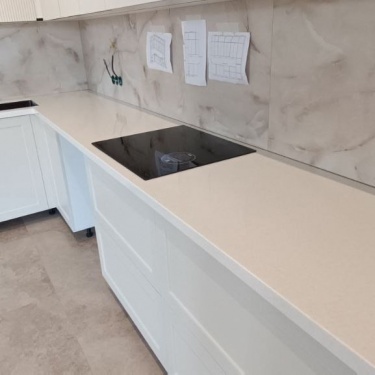 Изготовление и установка столешницы из акрилового камня
