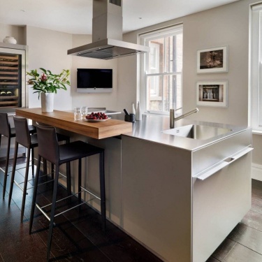 Остров в интерьере кухни является одним из самых распространенных дизайнерских приемов, когда речь идет о просторной кухне-гостиной. Он позволяет з...