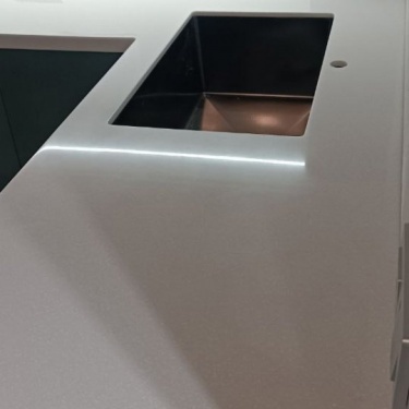 Мы расскажем о том, как производили изготовление и установку&nbsp;столешницы из акрилового камня
