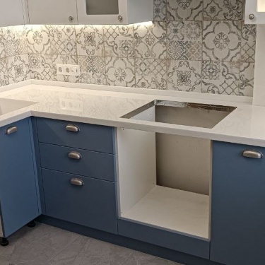 Установлена столешница с переходом в подоконник и опору из камня Grandex D314
