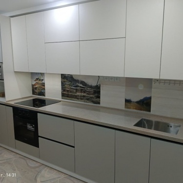 Кухня с каменной столешницей&nbsp;Samsung Staron&nbsp;легко чистится, не впитывает запахи и пятна, а также хорошо соч...