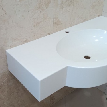 Расскажем, как произвели установку&nbsp;столешницы с влитой раковиной ракушкой
