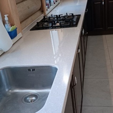 Мы расскажем, как производили замену старой столешницы на кухне на новую
