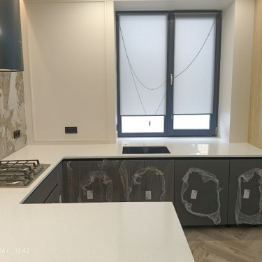 Кухонный гарнитур с акриловой столешницей Hi-Macs G113 с переходом в подоконник
