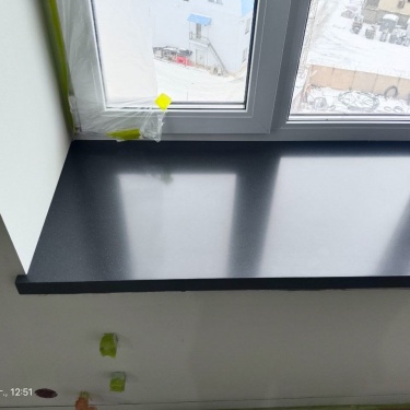 Изготовление и установка черных&nbsp;матовых&nbsp;подоконников из камня
