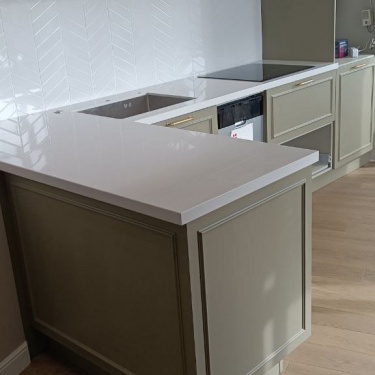 Изготовление и установка столешницы из искусственного акрилового камня на кухню
