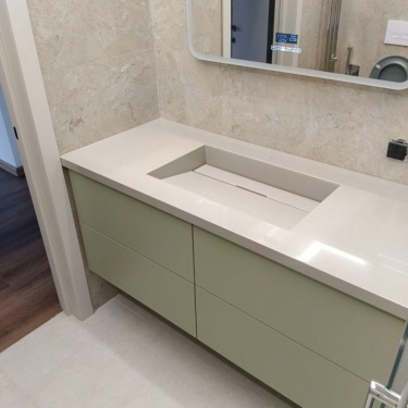 Изготовление и установка столешницы из акрилового камня в ванную
